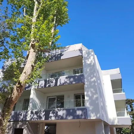 Super Modern Flat With Large Balcony In شقة